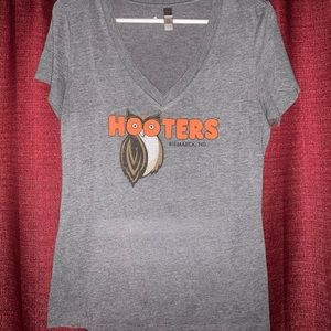 EUC Hooters v neck